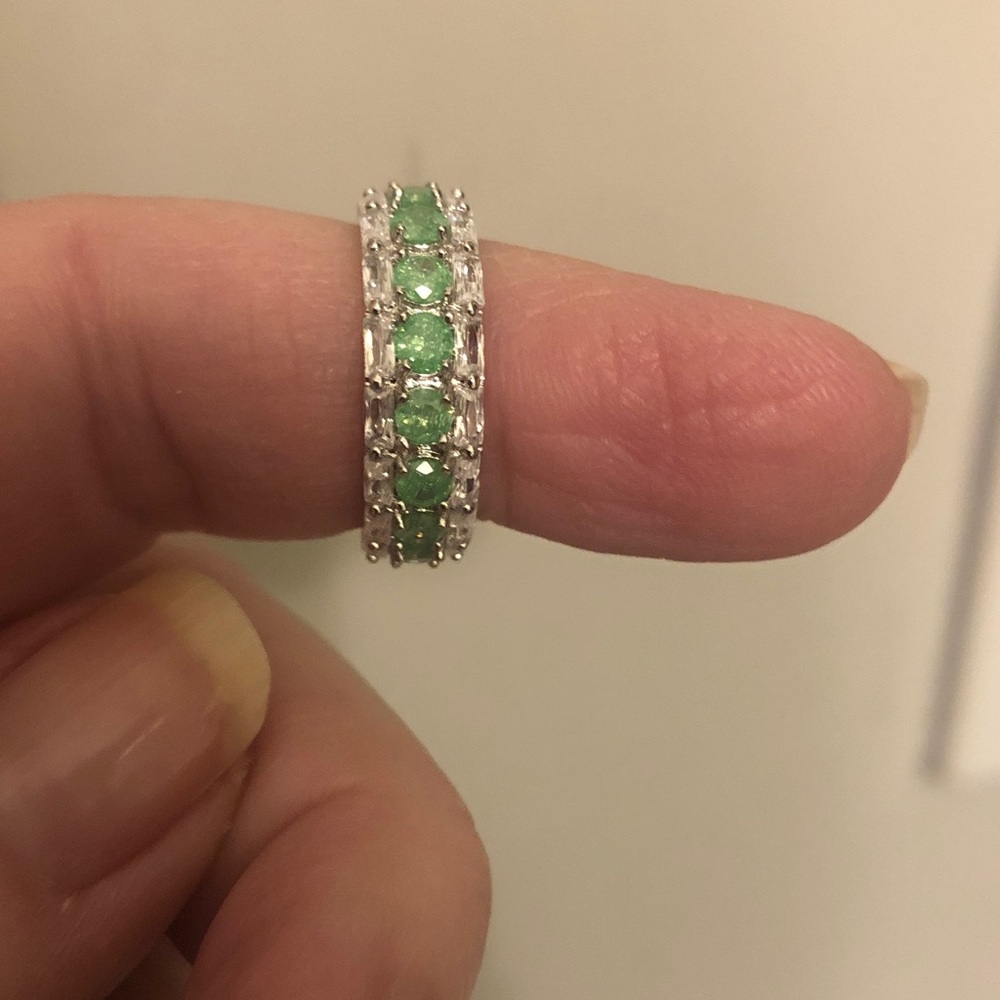 Elegant Silver and Green Gemstone Ring - Picture 4 of 4